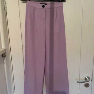 Lila byxor strl 34 - Oanvända byxor från Bershka🥰