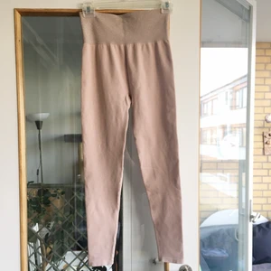 Rosa träningstights storlek S  - Helt nya rosa träningstights storlek S från H&M, passar också XS. Glittrigt band längst upp på byxorna. Skönt material. Frakt ingår ej 