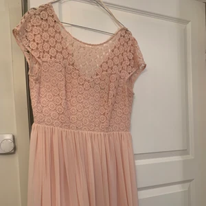 Festkläning klänning  - En festkläning i ljusrosa, perfekt för evenemang av olika slag 