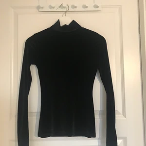 Sammetströja - Svart sammetströja i strl XS. Märke- chiquelle. Mycket bra skick. 