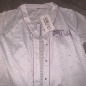 Basket skjorta från FILA xs - Helt ny basket skjorta i storlek xs, märket på den är fila. Kom dm för frågor eller bilder❤️ pris kan diskuteras 