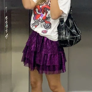 Härlig fest kjol - Säljer denna coola kjol då den inte kommer till användning längre. Sparsamt använd💓från zara barn men passar mig med 36 i jeans och S i zara kjolar 