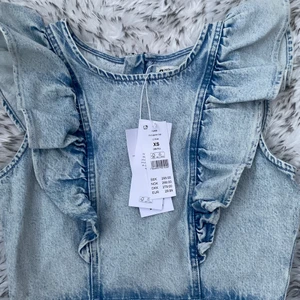 Jeans topp  - Cool jeans topp från Gina, helt ny! Stl xs🤍 nypris: 299kr. 120:-