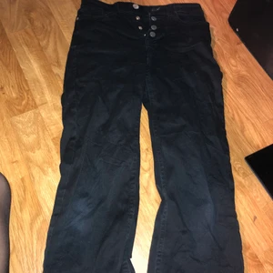 Vida Svarta jeans - Fina jeans med hög midja, går lite över ankeln!