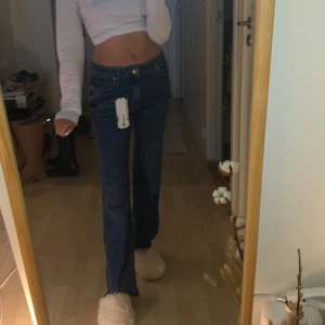 Midwaist jeans - Mörkblåa midwaistjenas från zara storlek 36 men passar mig som vanligtvis har 32/34. Slutsålda. Aldig använda lappar kvar, DOCK klippta så att de går precis till golvet på mig som är 165. De är såså snygga!! Köpare står för frakt på 66kr 💛💛