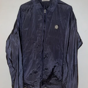 Stone Island jacka  - Stone island nylon metal watro ripstop, mörkblå. Köpt på NK för 5500kr. Har inga skador, så condition: 10/10. Pris kan diskuteras.