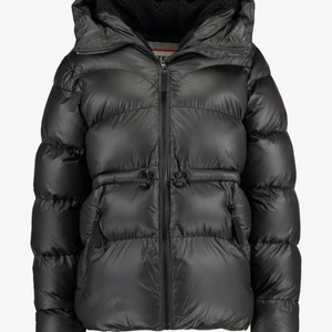 HUNTER ORGINAL - SÄLJER nu denna fina jackan som jag nyss fick hem men som jag inte vet om jag vill behålla elr ej då jag redan köpt en jacka, tyvärr är det försent att lämna tillbaka den och därför säljer jag den här . Helt ny, aldrig använd. Slutsåld överallt o rätt så efterfrågad då den är rätt populär. Storlek S men är overzise så passar även M. Pris lapp sitter kvar. Ny pris ligger på över 2000kr men Börja buda på 1500 så ser vi💕 KÖP DIREKT för 2100kr💕💕 (kunden står själv för frakten)