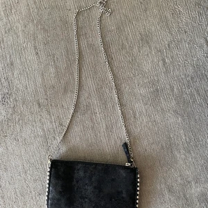 Svart glittrig väska från Zara 💕💕 - Svart väska med glitter från zara, inga defekter alls som ny!! Endast använd 1 gång och använder inte för att jag har för många andra väskor 💕💕 köpt i Spanien på Zara 💕 för fler bilder eller frågor skicka meddelande 🙌🏼🙌🏼 högsta bud: 300