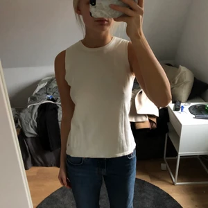 Beige stickad topp Tommy Hilfiger - Sååå snygg ljusbeige stickad väst från Tommy Hilfiger!!