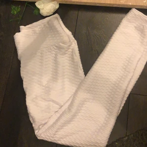 Leggings vita 50kr - Vita leggings g från shine väldigt bekväma men lite genomskinlig orginarie pris va 100 men sänker dom för grunden av att dom är lite genomskinlig 