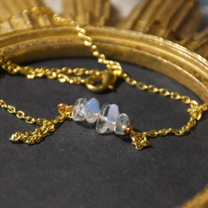 Halsband kristaller  - Halsband med opalit och bergskristall. Guldig kedja. 