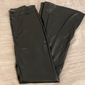 Läder Bootcuts från Shein - Säljer fina trendiga skinnbyxor (väldigt lika till Nelly’s populära skinnbyxor som alla har nuförtiden!) från Shein. Aldrig använda. Säljer endast för att de är lite för stora för mig 💖 vid stort intresse startas budgivning. NU RABATTERAD PRIS 200 KR ENDAST