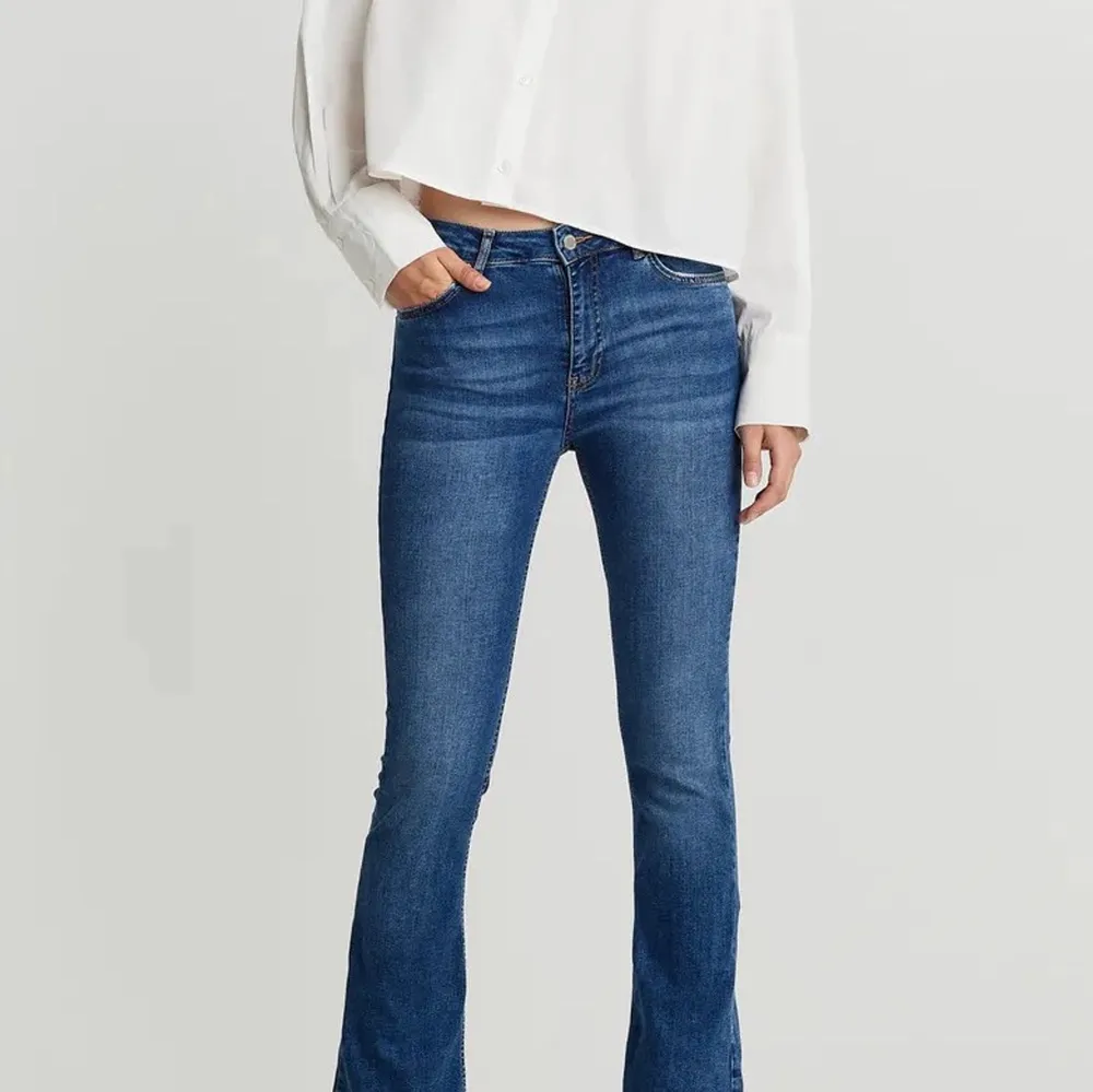 Blå bootcut jeans i modellen Blake från Cubus. Storlek xs. Lågmidjade. - köparen står för frakten - . Jeans & Byxor.
