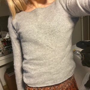 Kashmir tröja  - Mjuk 100% Kashmir tröja! Är lite kortare så sitter perfekt  😍 köpt för 700