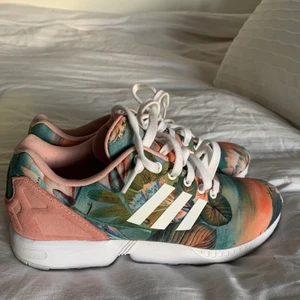 Adidas Torsion sneakers  - Supersnygga Adidas sneakers i storlek US 9. INTRESSEKOLL då de är limited och säljer bara till rätt pris. Skriv om intresserad så kommer vi överens om något. Endast använd en gång. 