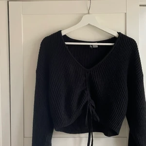 Tröja H&m  - Stickad tröja från H&M som har ett knyte man kan justera. Köp för 50kr + frakt 