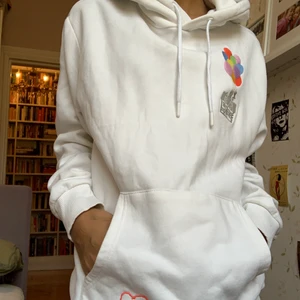 Disney🎈🩰 - Otroligt mysig vit hoodie från disney i mall of scandinavia! den är inspirerad från filmen ”upp”. Knappt använd då jag säljer den eftersom jag tyvärr nt använder den så mycket❤️