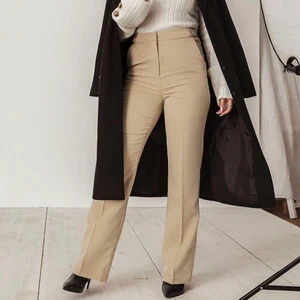 Kostymbyxor nakd - Så fina beiga kostymbyxor från Misslisibells kollektion med Nakd. Använda fåtal gånger då de är lite stora för mig, så väldigt fint skick! Helt slutsålda, köpta för 500kr