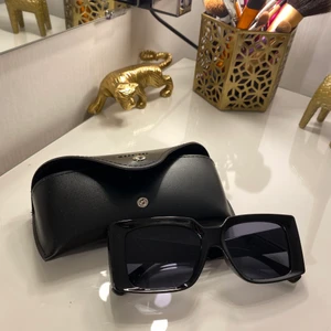 Solglasögon - Helt oanvända solglasögon från shein 