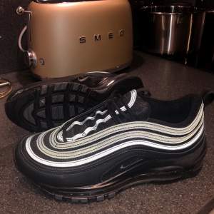 Helt oanvända nike air max 97 i storlek 37! Säljer för 1000:-