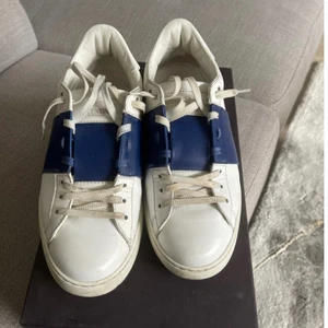 Valentino skor - Säljer mina valentinos har ett par liknande som jag använt mer därav i superfint skick buda!!  ❤️ HÖGSTA BUD 2390kr