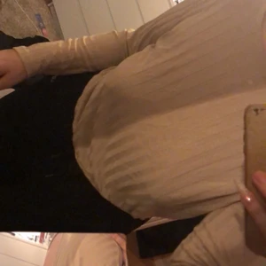 Top med öppen rygg  - Haft denna superduper fina toppen i någon månad & använd Max 2-3 gånger. Nu ligger den bara i byrån & kommer inte till användning längre.