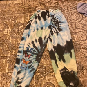 pants  - blåa byxor me fjärilar på 