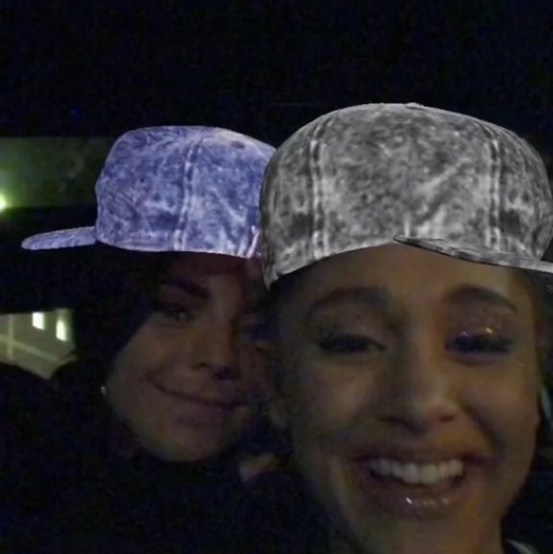 Hej, jag söker ariana grande merch,