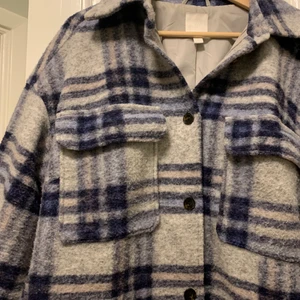 H&M rutig kappa - Populär jacka/kappa/rock från H&M, storlek M, medellång. Fin jacka i fint skick!