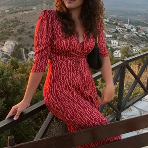 Nelly röd klänning  - Lång röd wrap klänning från Glamorous. Storlek M/40🤍 Sitter så fint på!  Använt den två gånger och köpt den för 399kr från nelly🌸🤍🌸 Kan fraktas också!!