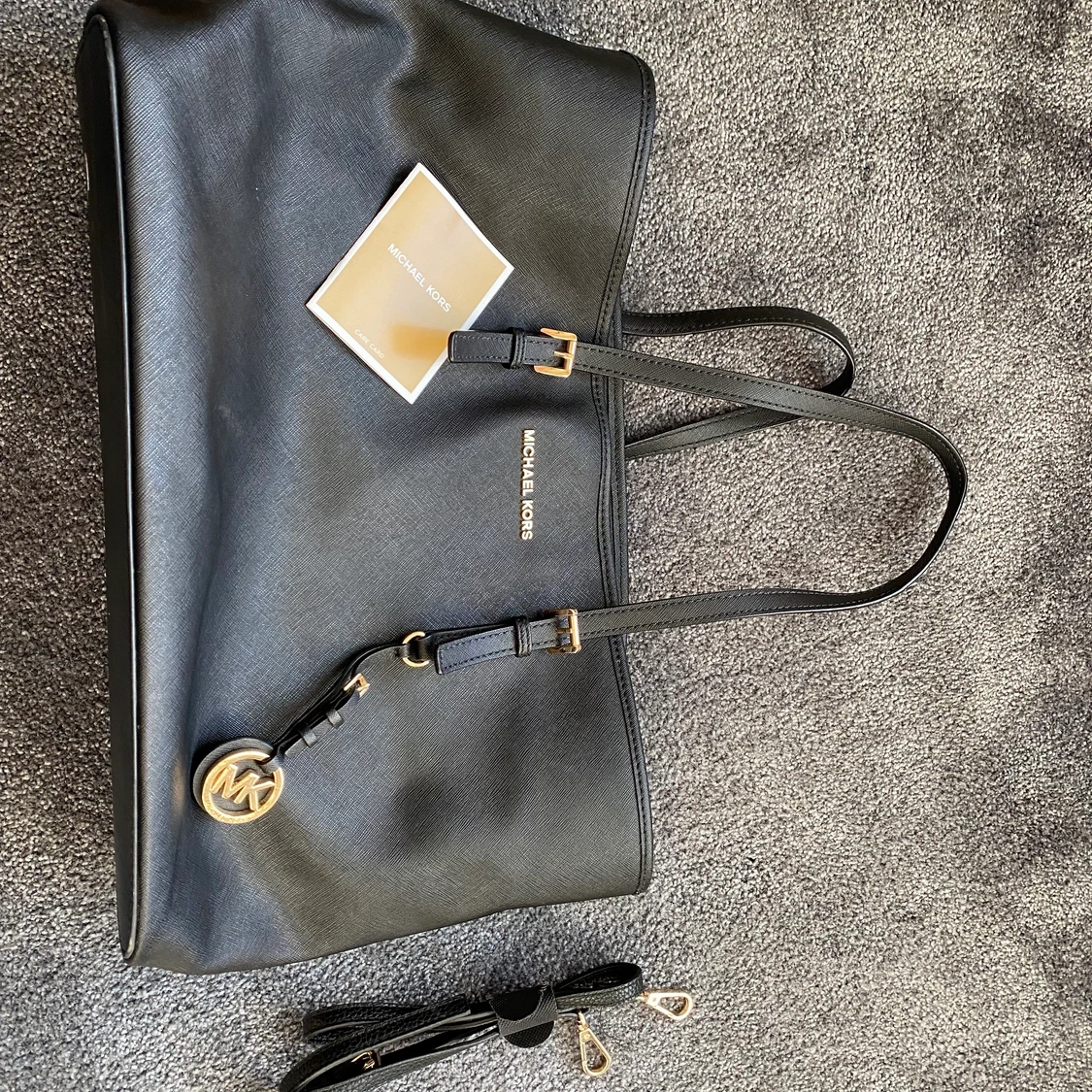 Stort svart micheal kors väska.