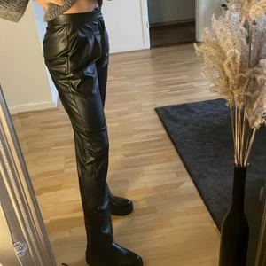 Skinnbyxor  - Skinnbyxor i veganskt skinn som är använda en gång. Från Junkyard. Storlek XS. 100+frakt 🥰