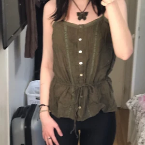 grönt linne - mörkgrönt linne najs och coolt, har snöre i midjan najs