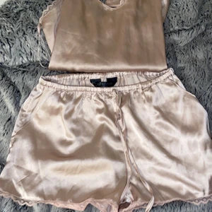 Pyjamas  - Säljer detta fina pyjamas setet i rosa strl s, använd fåtal gånger säljer för 250🤍