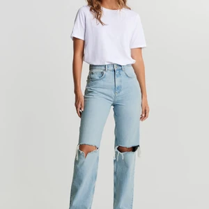 90s high Waits jeans stl 36  - Ljusblå jeans ifrån Gina tricot i bra skick, köpta för ungefär ett halvår sedan och ganska använda men fortfarande bra passform. Har blivit lite för stora för mig därför blir dem inte använda längre. Ny pris 499kr och säljs för 150kr 