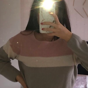 Jag vet inte  - Jätte fin tröja bara tycker inte om de olika färgerna på tröjan funkar bra använt bara 1 gång går på frakt 70 kr för frakten 