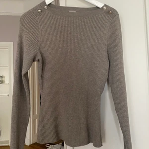 Tröja HM - Super fin grå/ brun tröja ifrån hm. Kommer inte till användning. Nyskick, använd en gång. Slutsåld på hemsidan🤎