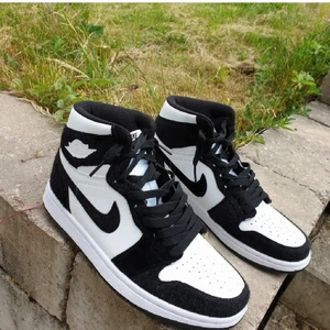 JORDAN 1 RETRO SNEAKERS - Helt nya och aldrig använda. Replicor men syns knappt. Storlek 38 kartongen saknas, såklart skickas det spårbart. ❤️ buda gärna i kommenterna 