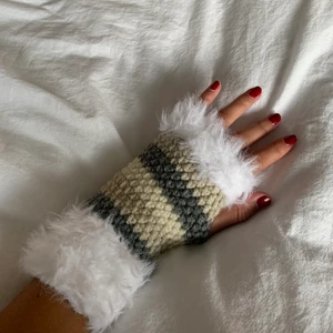 Torgvantar med fluff  - Torgvantar/ handledsvärmrare med fluff. Går att beställa i olika färger :) Färger fluff: Rosa, grå, svart och vit. Möts i Liljeholmen eller fraktar för 30 kr 