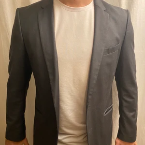 Kavaj Slim Fit - Grå slim fit kavaj från Selected Homme i storlek L. 