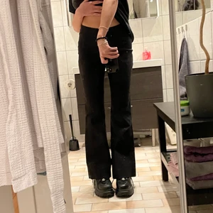 Kostymbyxor - Högmidjade kostymbyxor med bootcut! Det är svårt att få med på bild men materialet är guldglittrigt då skriv för mer bilder! Det är även en slits på baksidan längst ner❣️ midjemått 74cm innerbenslängd 75cm