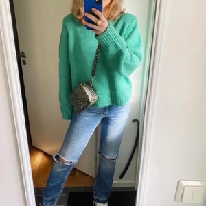 Grön stickad tröja - Säljer denna fina stickade tröja i jättefin grön färg. Köpt här på Plick men kommer inte till så stor användning. Den är i st XL men passar mig som vanligtvis har 36-38. Skriv vid intresse💕