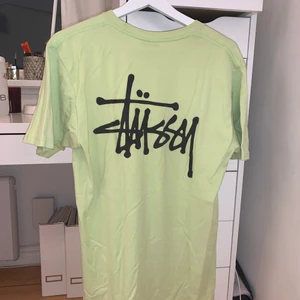 STÜSSY T-SHIRT - STÜSSY T-shirt, köpt på URBAN OUTFITTERS, säljer pga använder ej, orginalpris:500 kr, säljer för 350+frakt