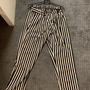 Randig byxor  - Randiga byxor med lite ljusbrun färg med svart o vit 🖤🤍fin byxor 