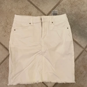 Vit jeanskjol  - Väldigt fin jeanskjol som jag växt ifrån. Sällan använd. Ganska tight kjol. Vet ej vart den är ifrån men märket är Pieces! 