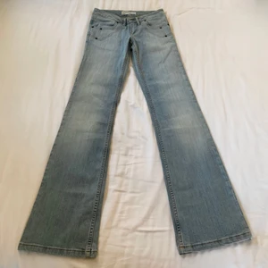 Utsvängda jeans - Snygga utsvängda lågmidjade jeans från Ichi! Sorligt nog för små för mig och storleken är W26/L34 men skulle säga att dom är typ mer W24, i längden passar dom mig som är 173 cm och innerbenslängden är ca 82 cm! 💘