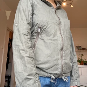 Cool jacka från Elvine - Gröngrå cool jacka från Elvine!! Strl S. Köpt för flera år sedan, i nyskick. Dragkedjan går ända upp och ärmarna går att vika upp. 