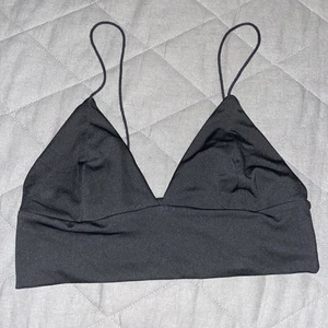 Topp - Topp i blankt tunnt tyg aldrig använd köptes i våras. Köpare betalar frakt