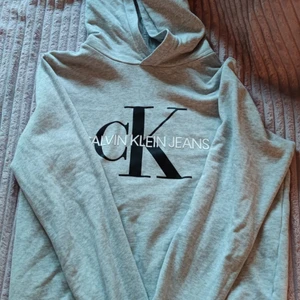 Snygg CK hoodie - Grå celvin Klein hoodie i storlek S skön passform och i gott skick.