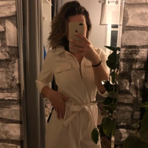 jätte ball jumpsuit - ”målardress” från hm, jätte ball! säljer för den är för liten, jag är 173 skulle säga att den passar någon runt 165